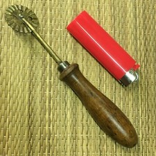 SPERONELLA IN LEGNO E BRONZO ROTELLA TAGLIA PASTA FRESCA VINTAGE CUCINA INIZ.900