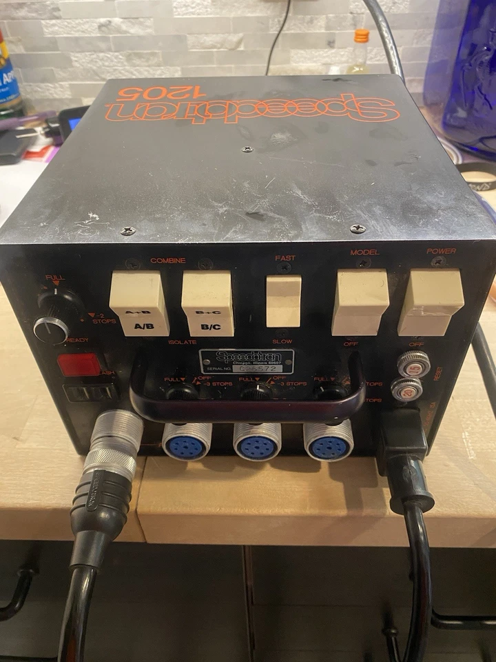 Fuente de alimentación Speedotron 1205 con 3 luces de flash y cables para cada uno. Buen estado  Foto 3 de 4