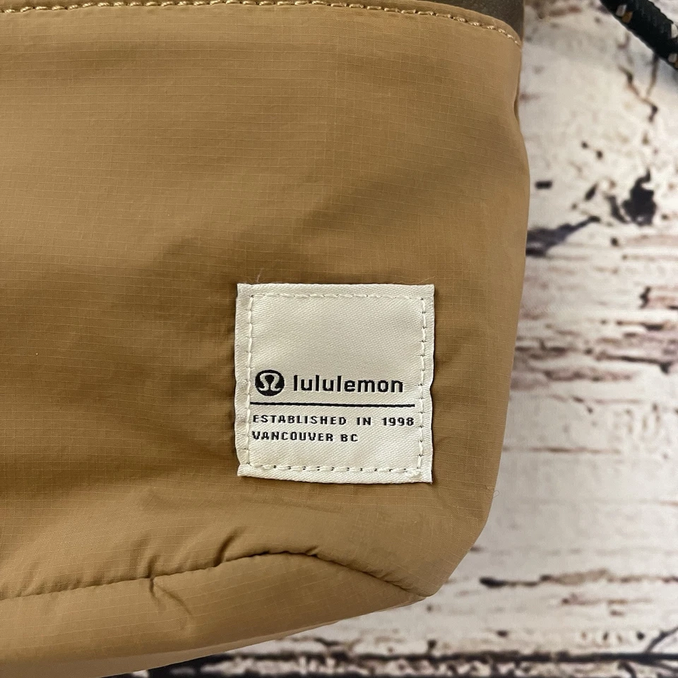 Bolso Bandolera Lululemon Parche Logo 2.5L Beige Audaz Senderismo Aire Libre Verano Foto 2 de 4
