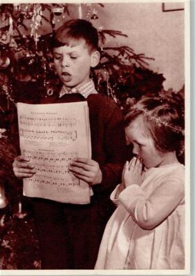 10550324 - Children Sing For Notes Under The Christmas Tree Xmas
