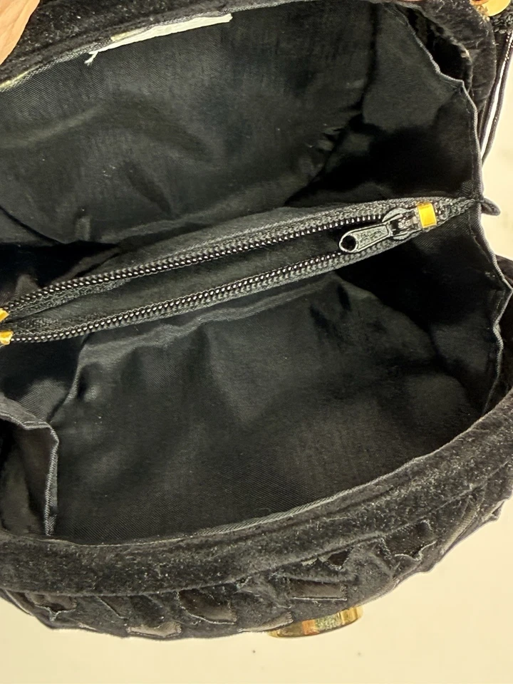 Mini bolso sin asas La Regale de terciopelo negro redondo de noche Foto 4 de 4