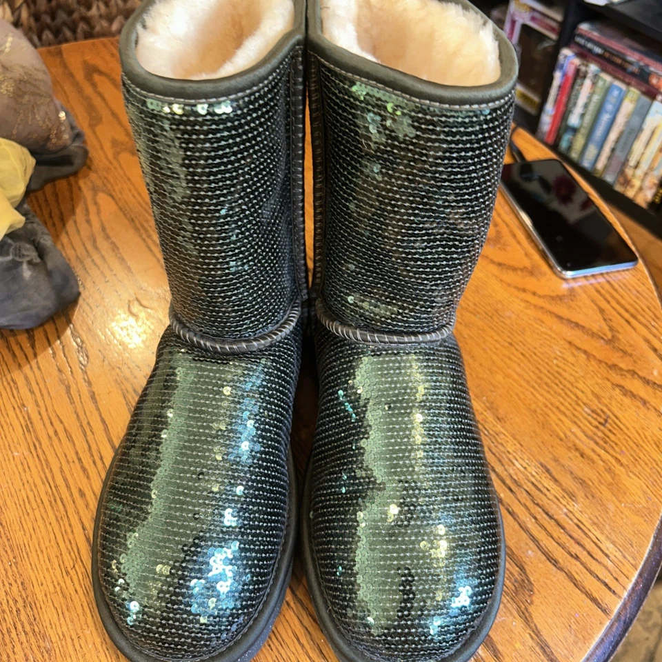 Botas UGG clásicas cortas de lentejuelas negras brillantes para mujer talla 7 Foto 2 de 4