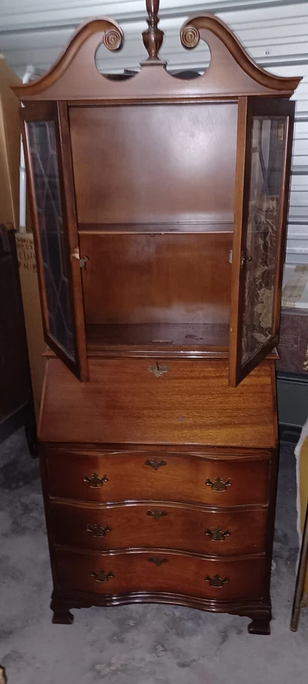 Antiguo gabinete de secretaria de madera de cerezo Foto 4 de 4