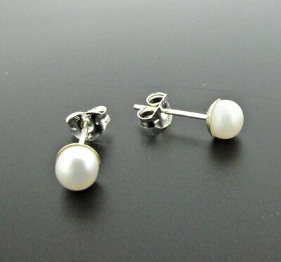 Silver stud earrings with 4 mm white pearls