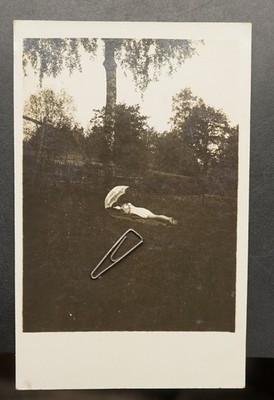 Foto Portrait junge Frau Jugendlich Sonnenschirm Kunstbild Vintage Postkarte Ak