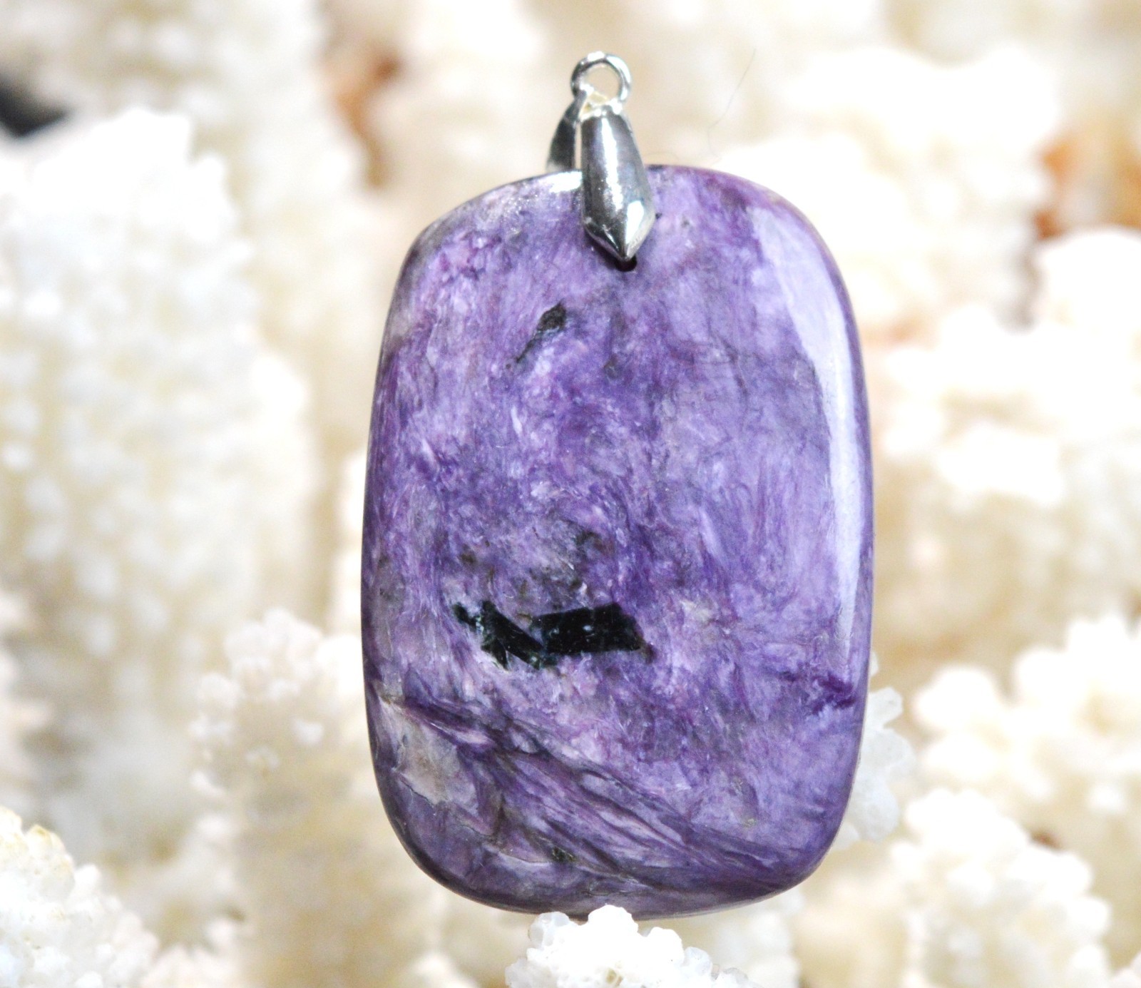 Pendentif Charoite 72 carats la pierre naturelle de Russie pour sublimer un style