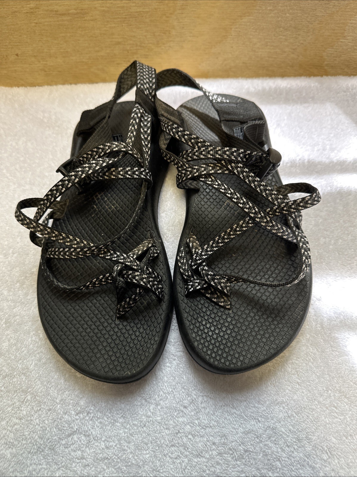 Chaco Black & White Women’s Toe Strap Sandals Size 10