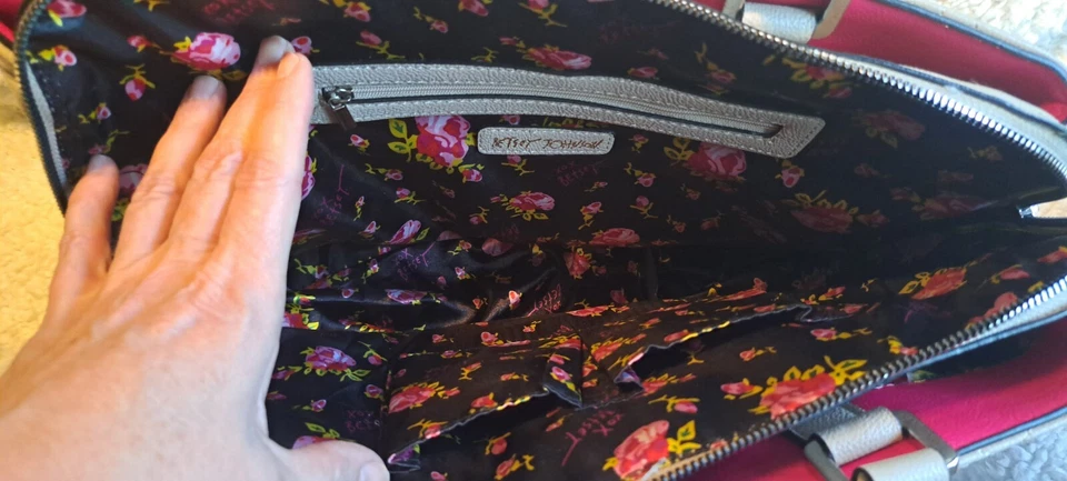 Precioso bolso de mano Betsey Johnson con lazo estructurado corazones bordados topo para damas Foto 4 de 4