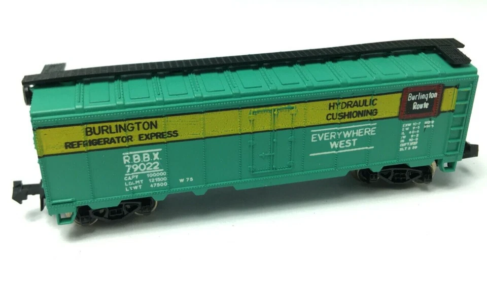 LIFE-LIKE N Scale  BURLINGTON Reefer Car 07720 - Image 3 of 4