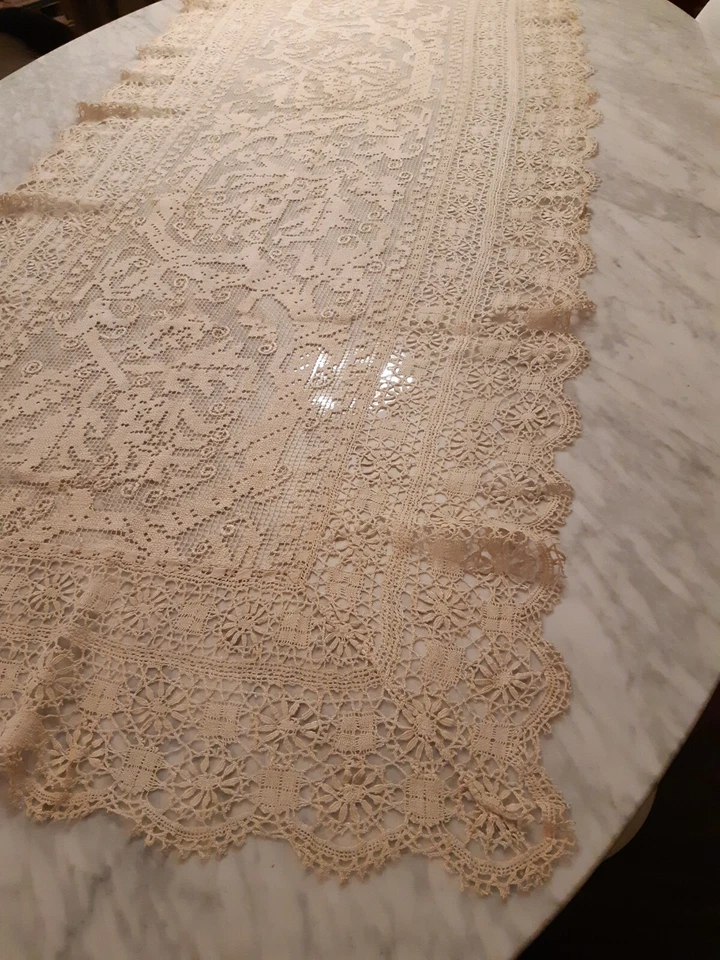 Ancien linge de maison centre ou chemin de table en dentelle broderies crochet - Photo 2/4