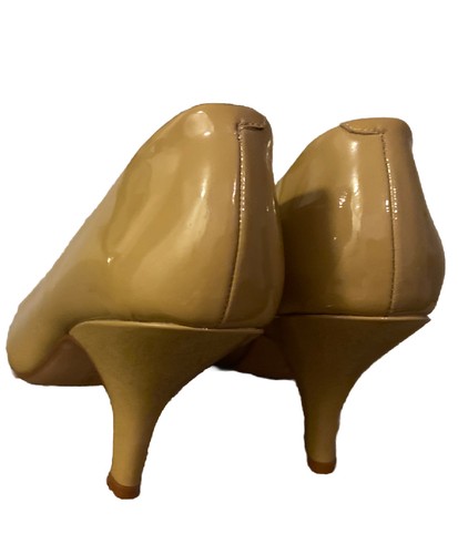 Women Shoes VINCE CAMUTO Mid Heels,Tan In Color,Patent Leather Size 8 M - Picture 3 of 3