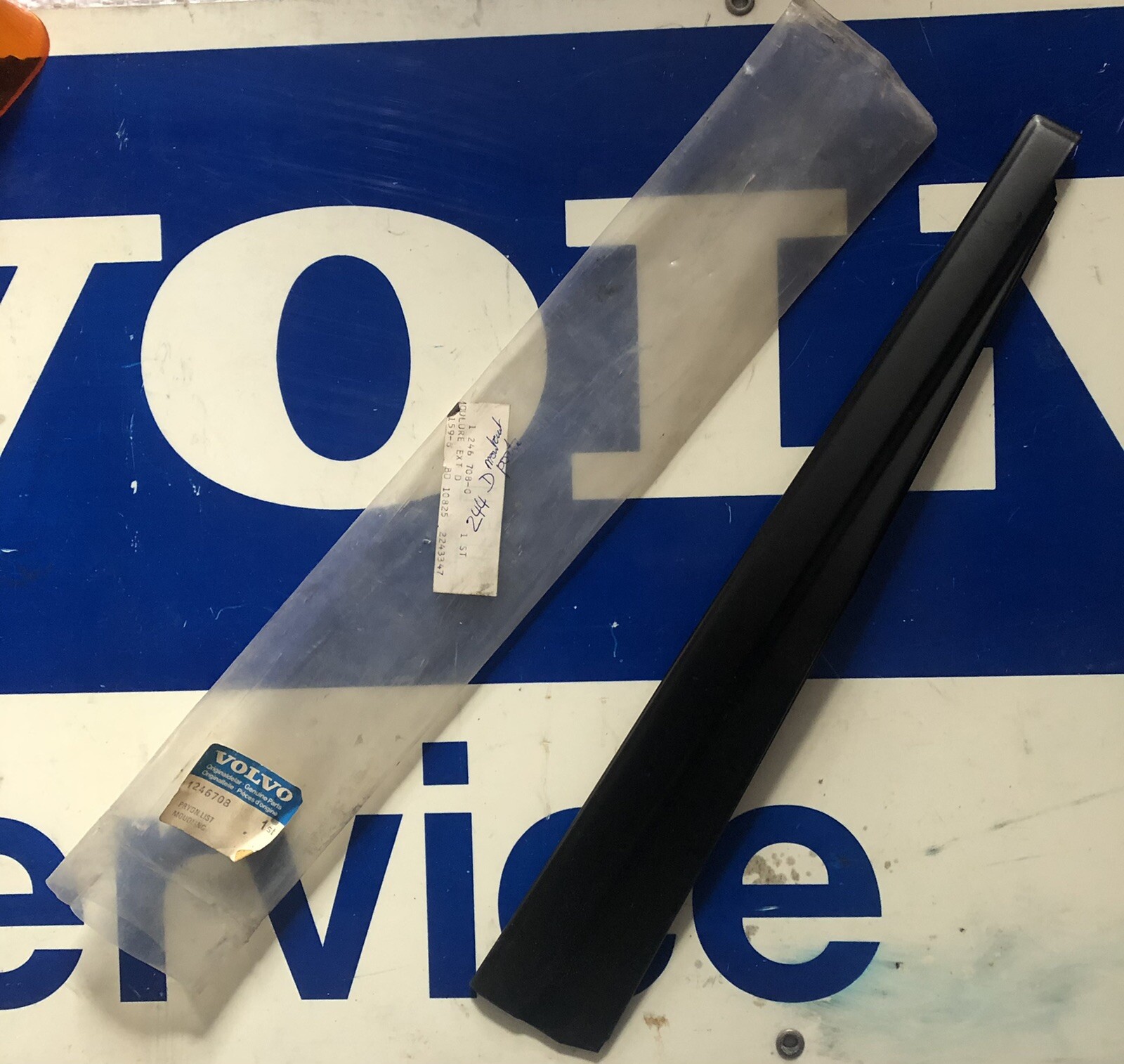 Baguette enjoliveuse de carrosserie Volvo 240 pièce d'origine NOS 1246708
