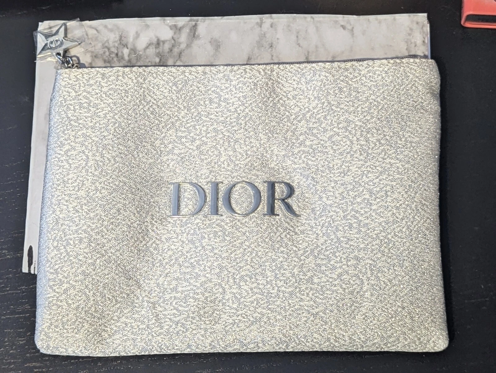 Trousse de maquillage zippée argentée Dior Beauty
