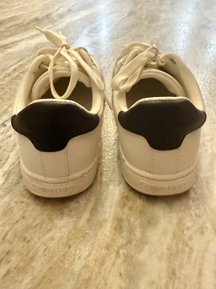 Zapatilla Mujer Calvin Klein Talla 8, Blanco y Tostado, Geniales Zapatillas para la Oficina Foto 2 de 4