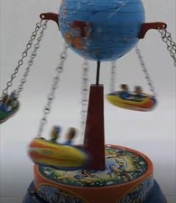Globus- Kettenkarussell mit Aufzugsmechanismus