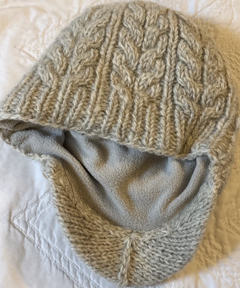 Gorra Erin Knitwear de lana irlandesa pico para mujer, avena Irlanda Foto 3 de 4