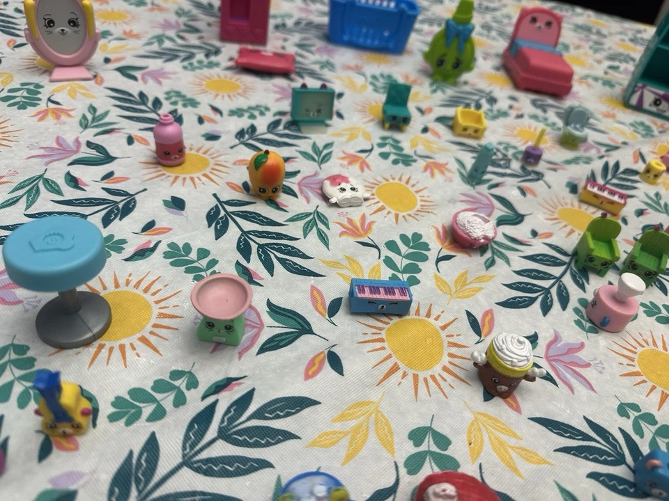 SHOPKINS Figures & Furniture Lot Various Seasons And Themes Happy Places 100+ - Image 4 of 4