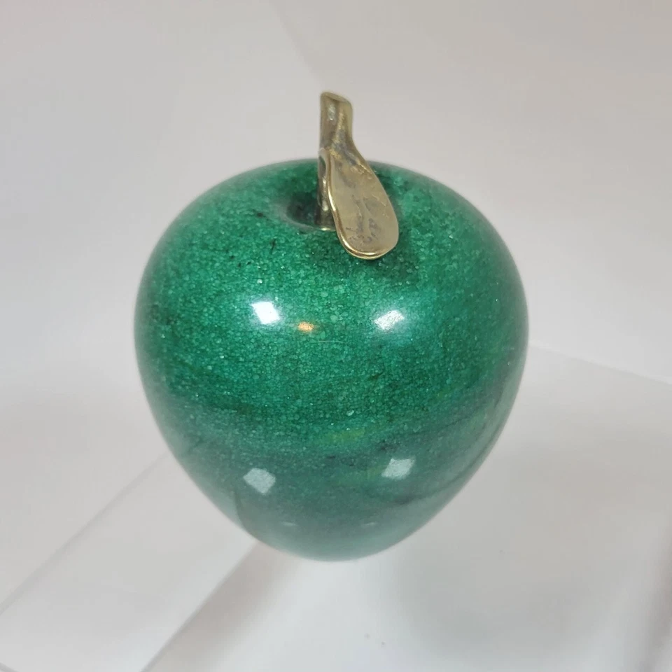Antigua manzana verde mármol, fruta de piedra verde, manzana con tallo dorado, mediados de siglo Foto 2 de 4