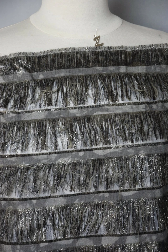 Chanel .Sublime jacquard à fils coupés frangés gris noir argent kaki.0M95 - Photo 4/4