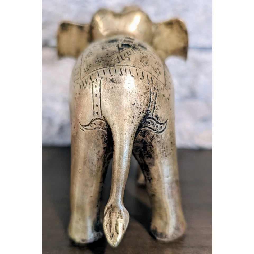 Bonita estatuilla pátina elefante tronco de latón macizo de colección estante cuidador 4 pulgadas Alto Foto 4 de 4