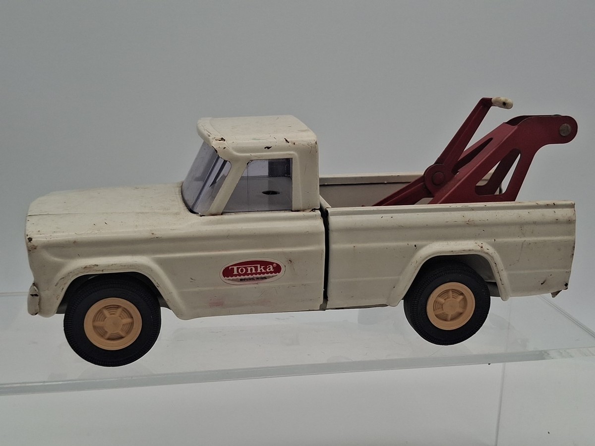 Vintage Tonka Jeep Wrecker Tow Truck Wagoneer Pressed Steel White