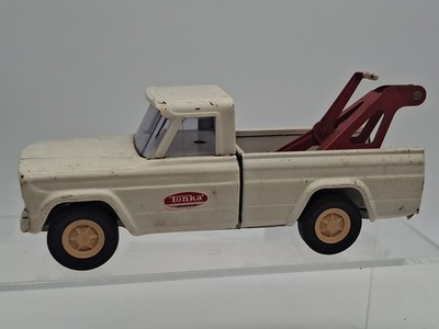 Vintage Tonka Jeep Wrecker Tow Truck Wagoneer Pressed Steel White