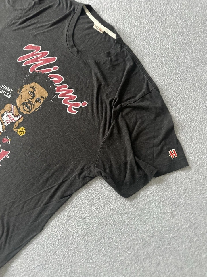 Camiseta Homenaje Jimmy Butler Miami Heat Caricatura Tri-Mezcla Para Hombre 2XL Gris Suave Foto 4 de 4