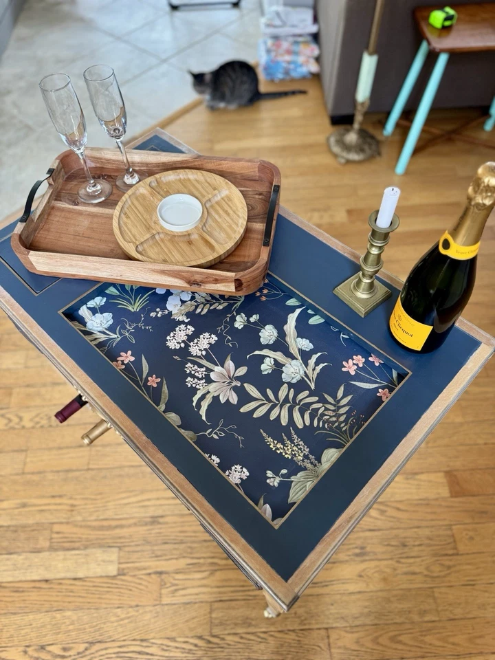 Mesa de carro de bar floral azul de madera de colección - estante para vino, soporte para vidrio, cajón de almacenamiento Foto 3 de 4