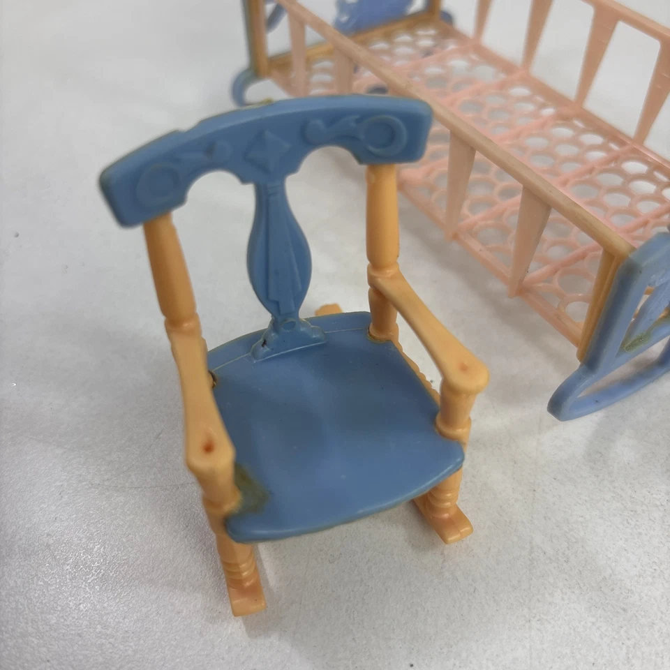 Mecedora vintage para casa de muñecas Renwal nº 65 rosa azul cuna triciclo bebé Foto 2 de 4