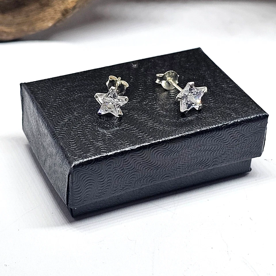 Stella Diamante Orecchini Paio Di 925 Argento Sterling Cristallo Borchie & Boxed - Immagine 2 di 4