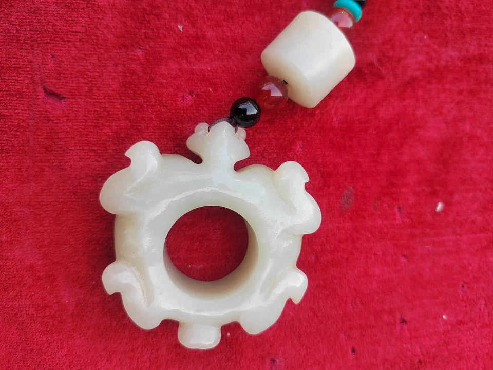 Arte exquisito y exquisito, colgantes chinos antiguos de animales tallados en jade blanco Foto 3 de 4