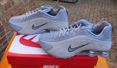 Nike Shox R4 Damen-Turnschuhe Grautöne UK 4,5 brandneu im vollen Karton