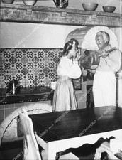 8438-025 candid Willaim Boyd & Grace Bradley at home 8438-025