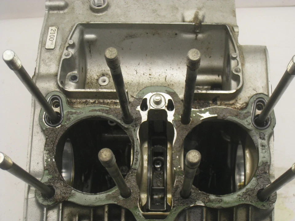 1979 SUZUKI GS425E GS E 425 КАРТЕР С БОЛТАМИ ШПИЛЬКИ - Изображение 4 из 4