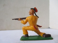 1/32 INDIEN STARLUX  PROMOTIONNEL NESTLE  IROQUOIS TIREUR FUSIL A GENOUX