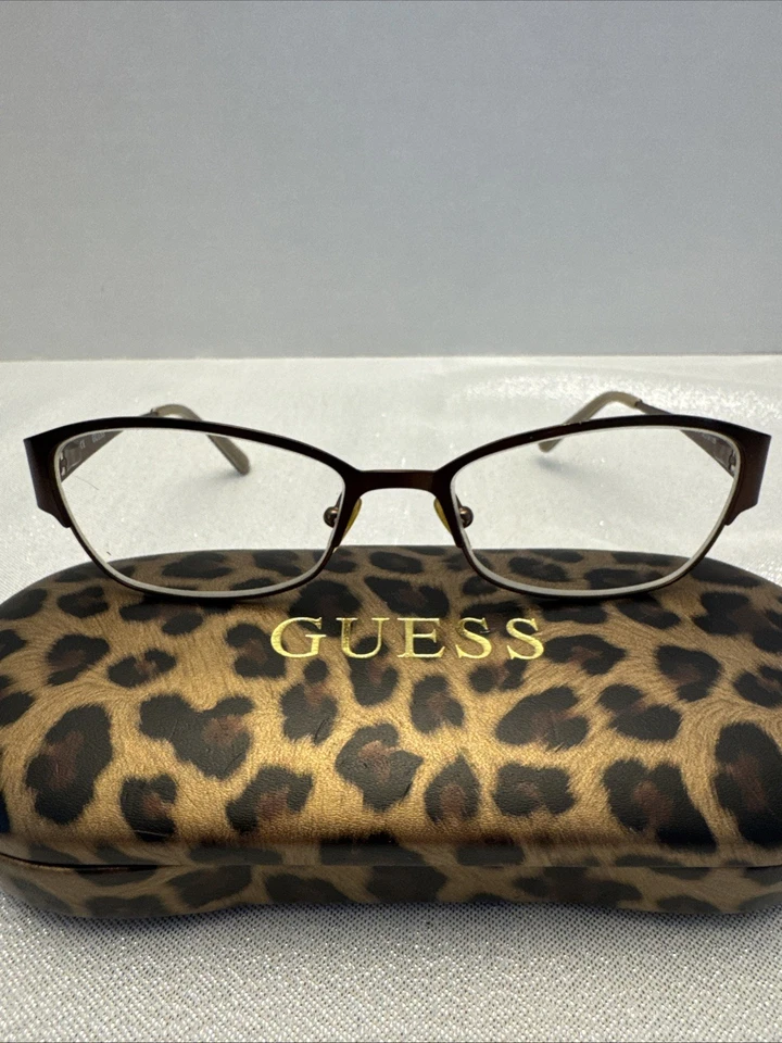 Gafas Guess y estuche de leopardo Foto 2 de 4