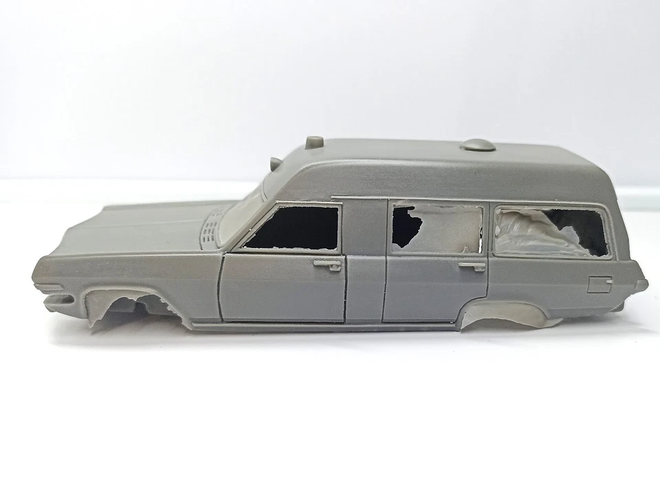 Incomplet : Kit OPEL Kapitan "Ambulance" 1965 - Résine - 1:43 - Photo 3/4