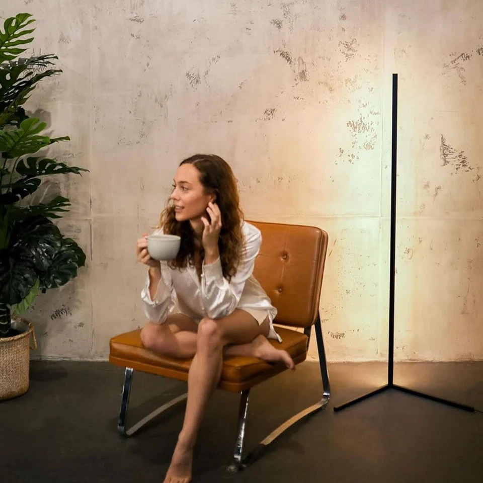 Minimal Lamp - Sparsame LED Stehlampe dimmbar - Design Ecklampe in schwarz und - Bild 2 von 4