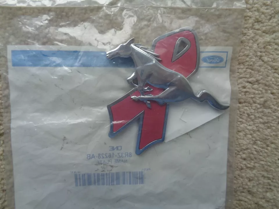 8R3Z-16228-AB FORD MUSTANG 2008 2009 FENDER ЭМБЛЕМА РАКА ЛЕНТА LH - ОРИГИНАЛ - Изображение 2 из 3