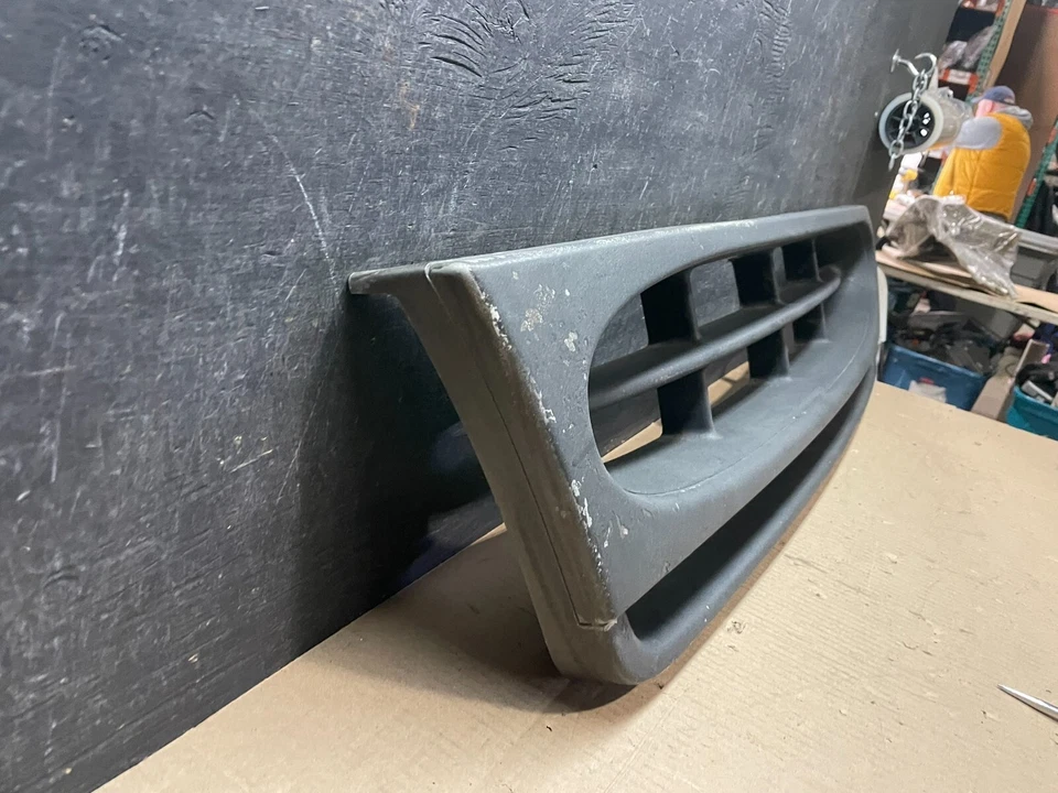 Parrilla delantera Ford Econoline 1997 a 2002 i7566 PS Foto 3 de 4