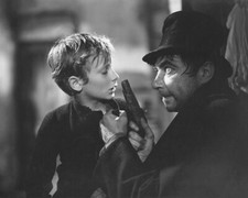Robert Newton grabs John Howard Davies in 1948 Oliver Twist 8x10 Photo