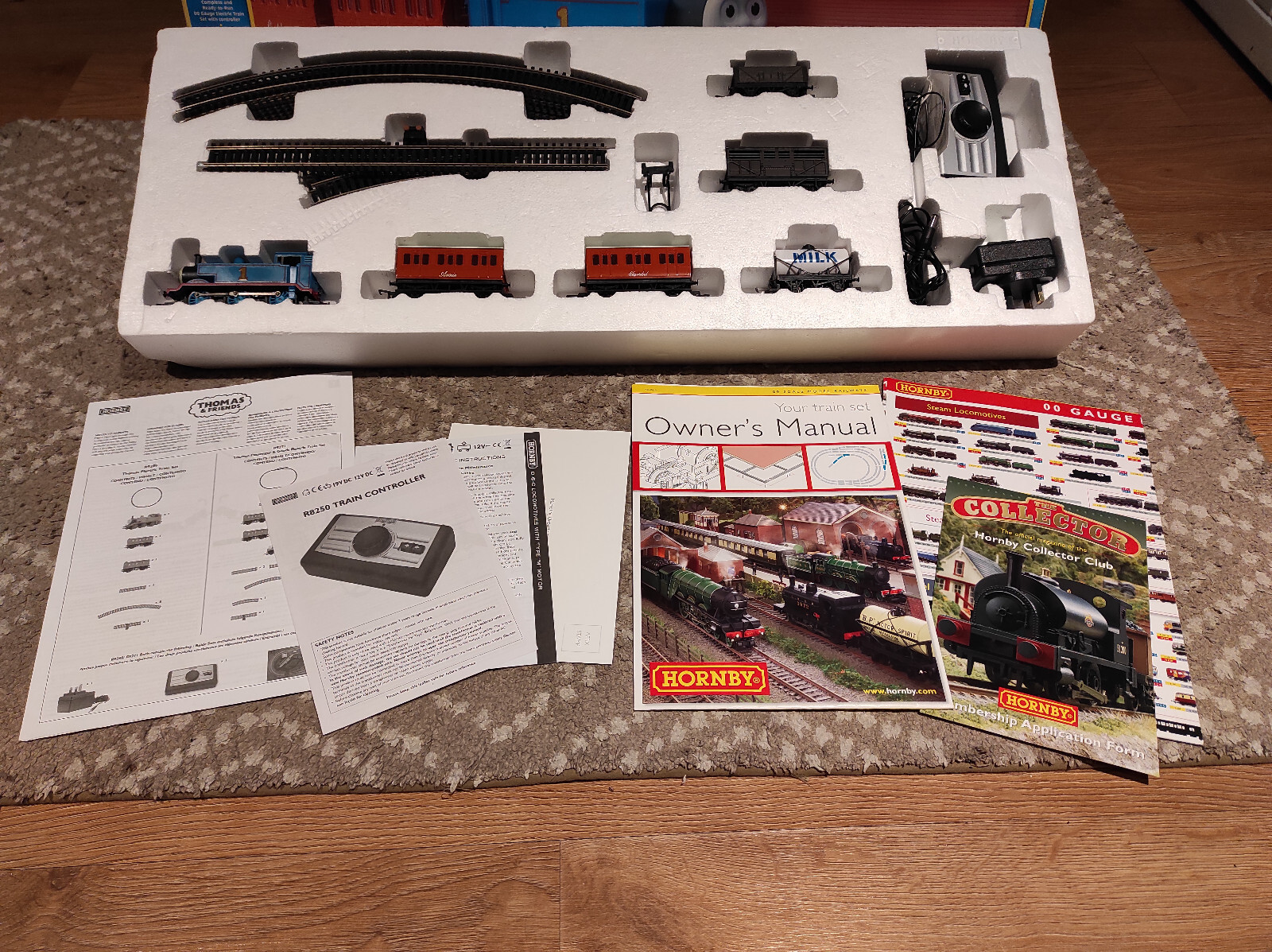 Hornby Thomas the Tank Engine Passenger and Goods electric train set 00