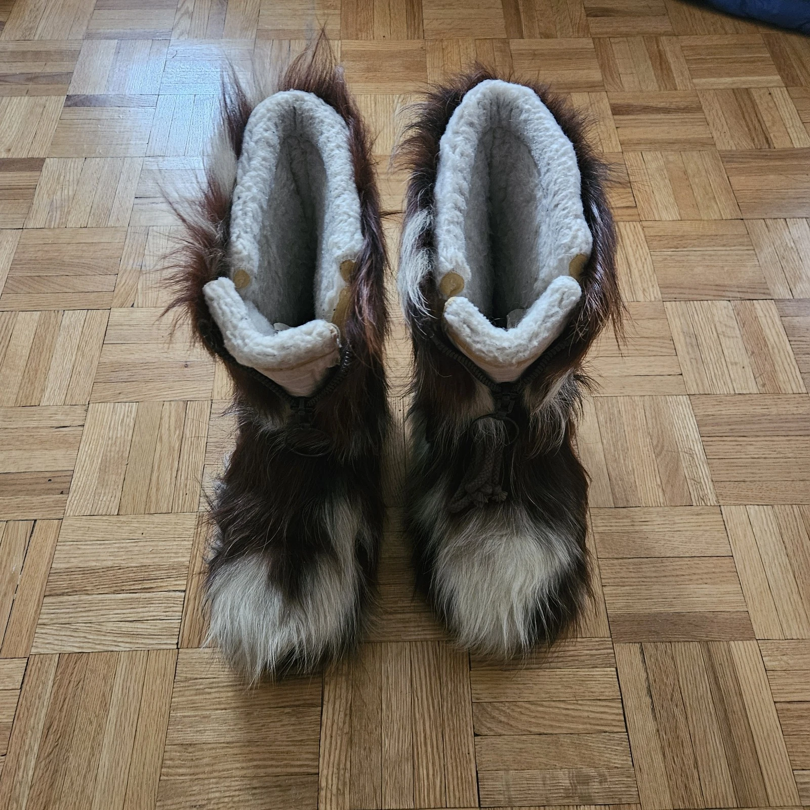Nakiuk Mens 11 Cowhide Fur Snow Boots Brown White Shearling Lined Made in France
Opens in a new wind