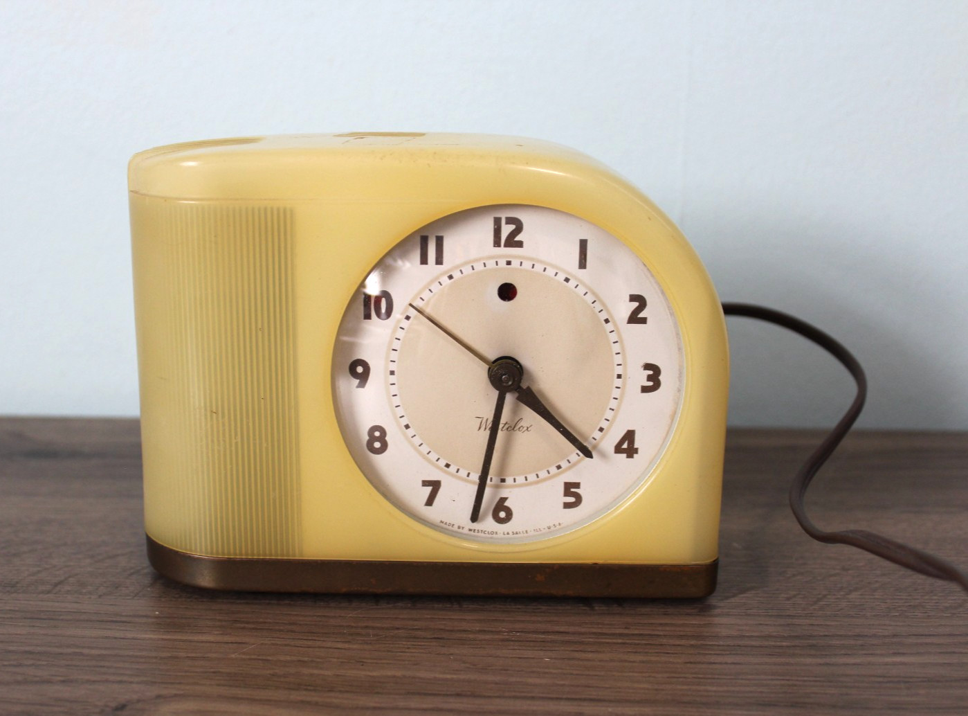 Vintage Westclox Moonbeam Lighted Alarm Clock S 5 J Yellow Bakelite Works! photo Vintage Westclox Moonbeam Lighted Alarm Clock S 5 J Yellow Bakelite Works! featured image