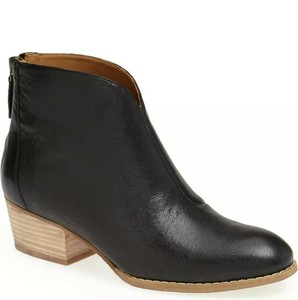 nine west zaayer heeled bootie