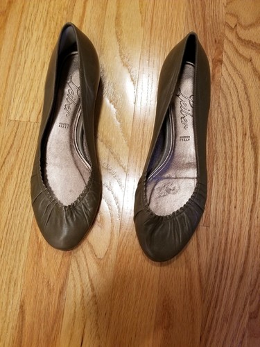 Ladies Judith Leiber Soft Leather Flat Shoes Sz 9B; army green, made in Italy - Picture 2 of 4