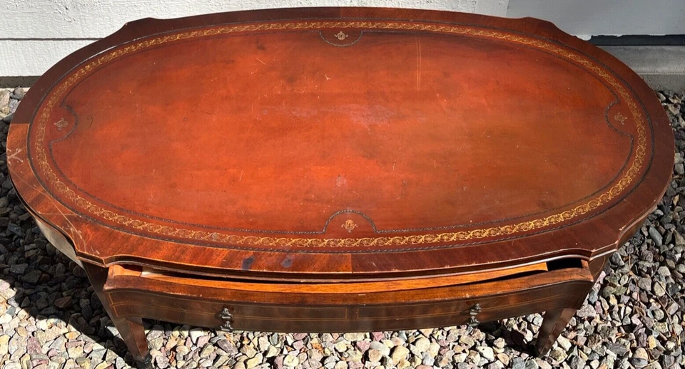 Mesa de centro de madera de caoba de colección de los años 40 tapa de cuero con borde dorado en relieve con cajón Foto 3 de 4