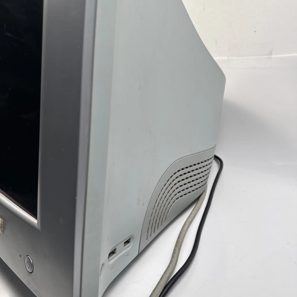 Sony Vaio HMD-A200 17" FD Trinitron VGA CRT Monitor with built in 4 port USB hub - Image 4 of 4