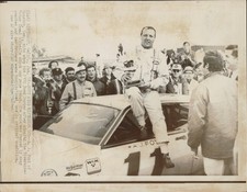 Foto stampa 1970 pilota A. J. Foyt festeggia la vittoria Riverside 500 ws