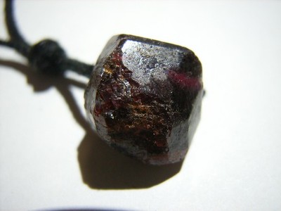 Roter, absolut naturbelassener Granat Kristall, ( ALMANDIN ), gebohrt, am Band